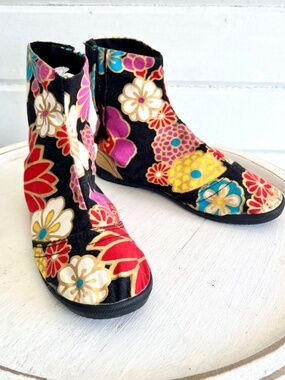 SOU-SOU Japan Marugo Round Toed Tabi Shoes in Gold Damask - 8.5 Womens